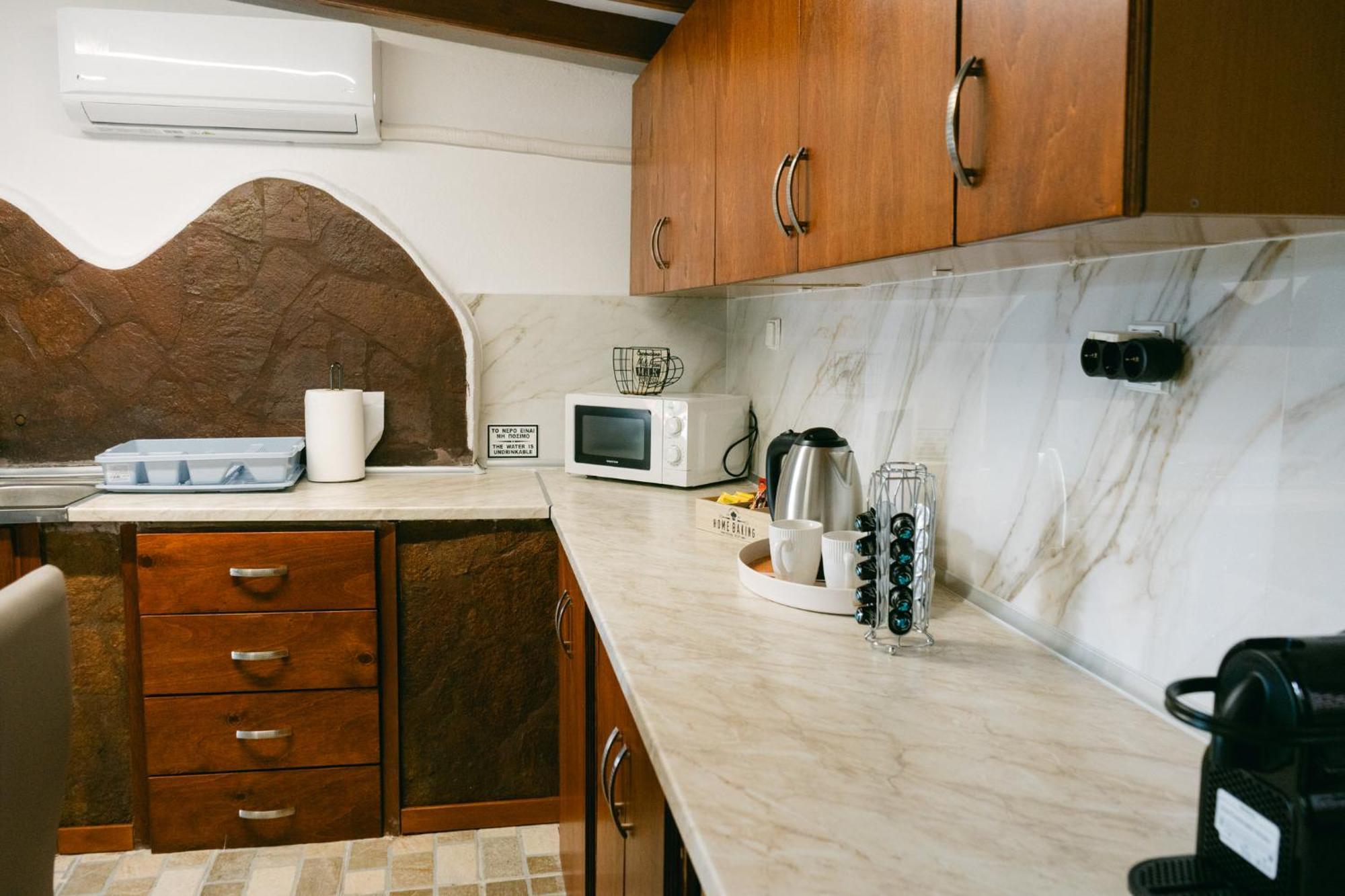 Evdokia's House * Dikella